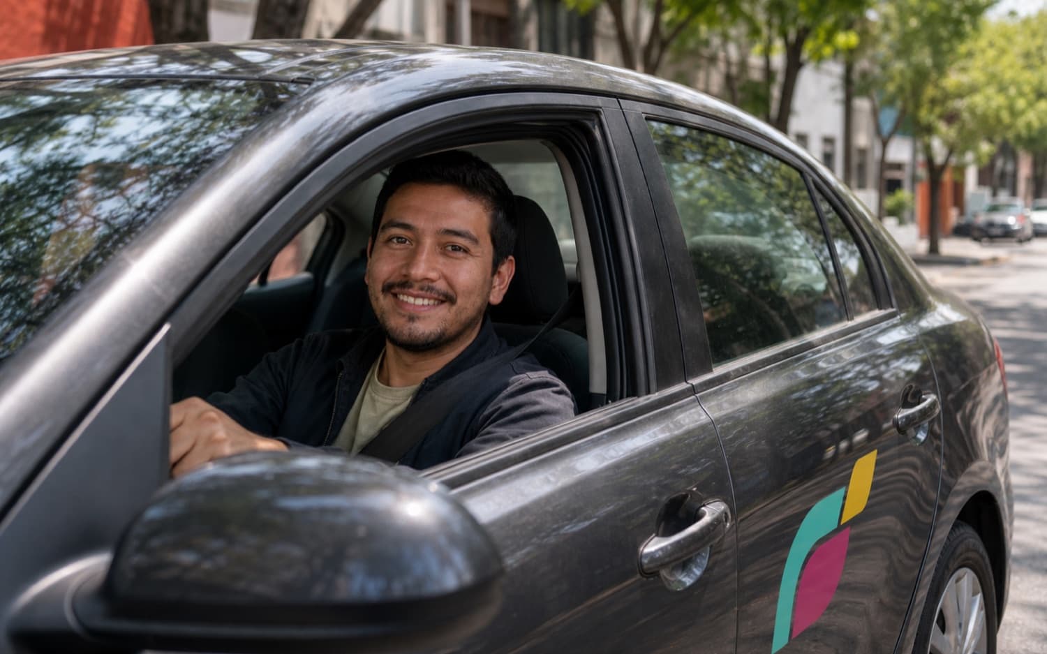 Conductor de Visiblee manejando por la ciudad con calcomanías publicitarias