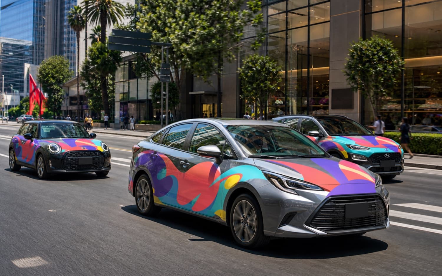 Auto con calcomanía publicitaria de Visiblee circulando por la ciudad
